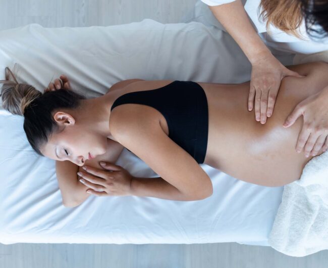 Shot,Of,Beautiful,Young,Physiotherapist,Woman,Massaging,Tummy,On,Pregnant Hillerød Osteopati, Babyer/børn, osteopati, hillerød, Fysioterapeut, kvinder med bækkenrelaterede smerter